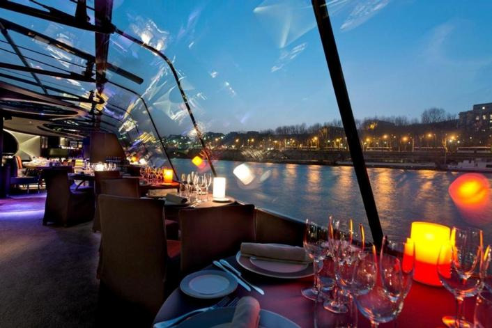 1.5-hour cruise on the Seine with dinner on the boat Bateau Parisien at 18:15.