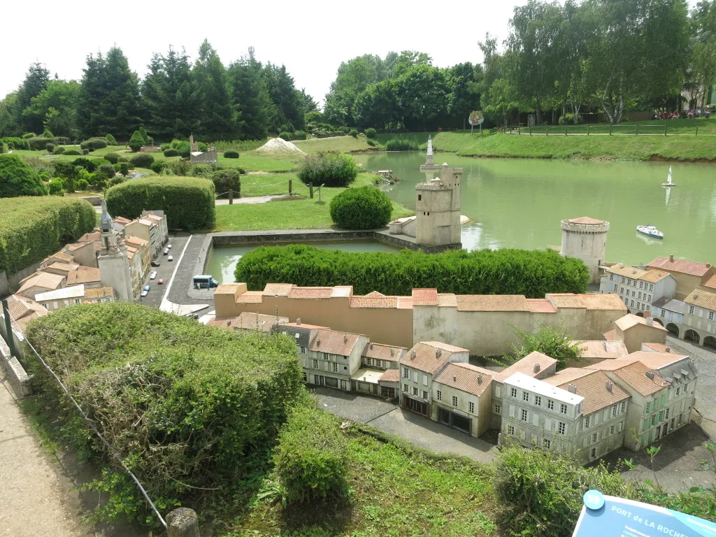 Visit to 'France in Miniature' Park (5h)