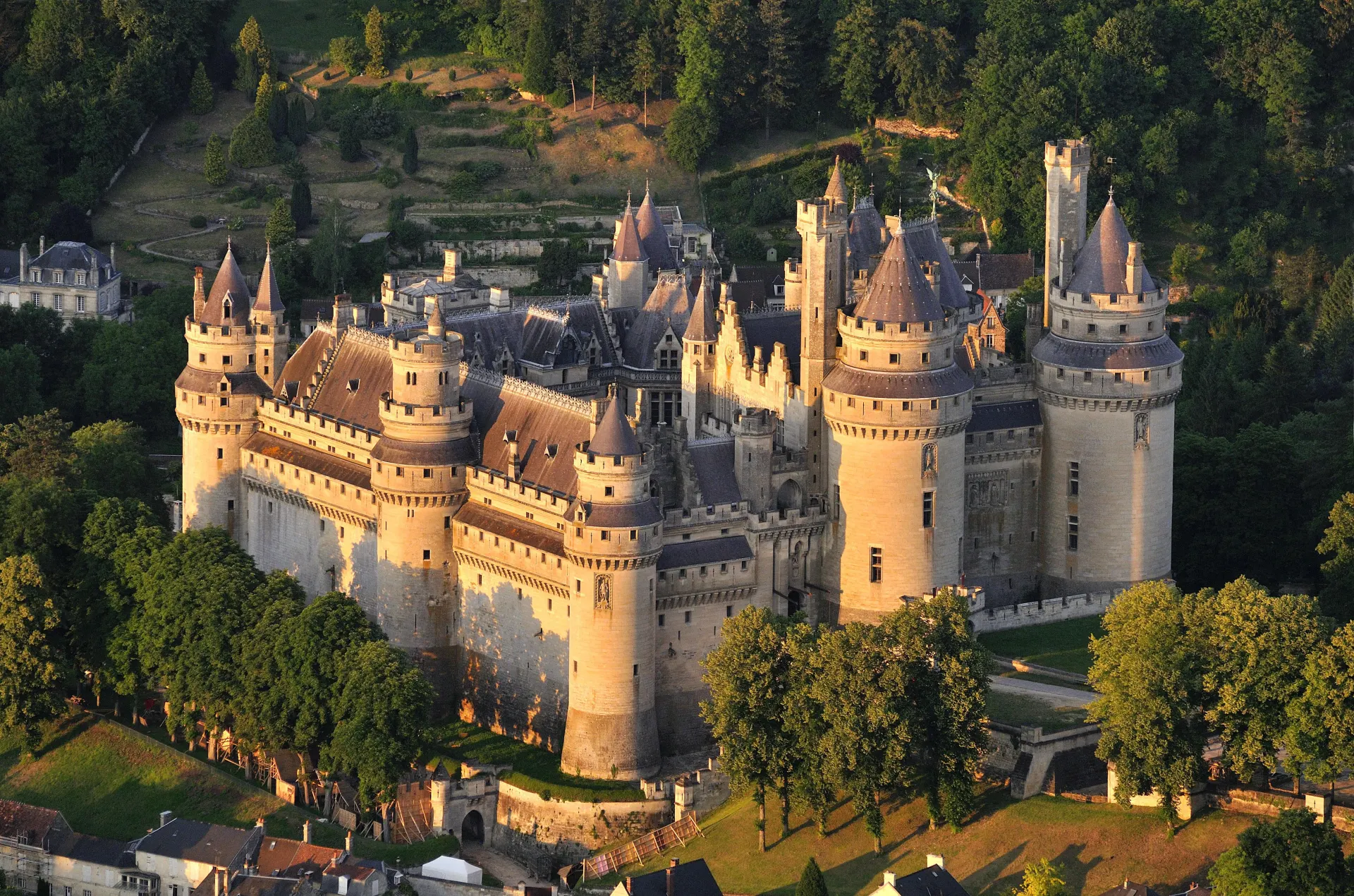 Tour to Pierrefonds Castle: Viollet-le-Duc's Dream (5h)