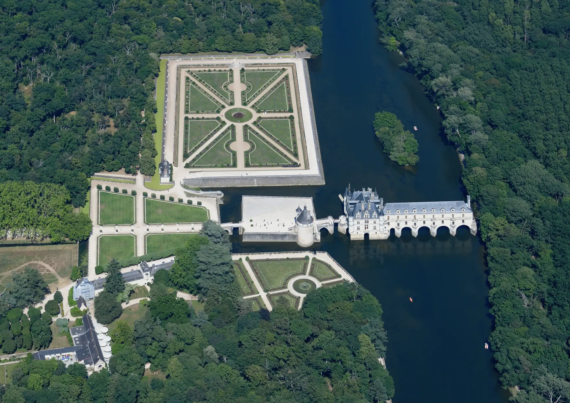 Châteaux of the Loire: Amboise, Chenonceau, and Chambord (12h)